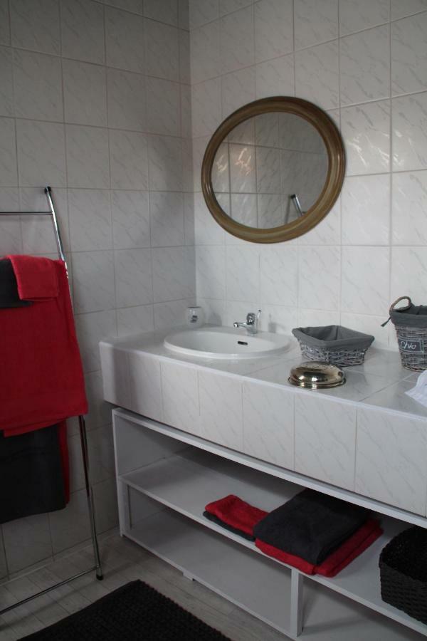 Une Chambre En Ville Saintes Buitenkant foto