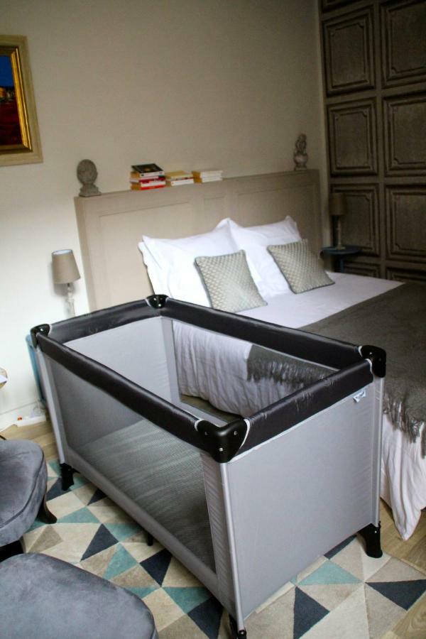 Une Chambre En Ville Saintes Buitenkant foto